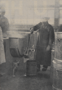 300259 Afbeelding van het vullen van de akers (emmers) met voedsel in het nieuwe gebouw van de Centrale Keuken ...